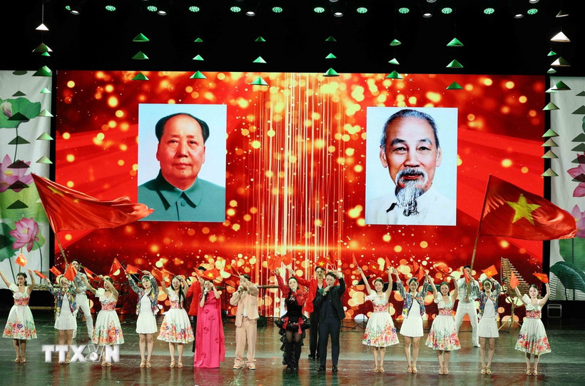 Tiết mục biểu diễn ca ngợi tình hữu nghị láng giềng Việt Nam-Trung Quốc tại Chương trình biểu diễn nghệ thuật hữu nghị Việt-Trung “Những sắc màu văn hóa.” (Ảnh: Công Tuyên/TTXVN)