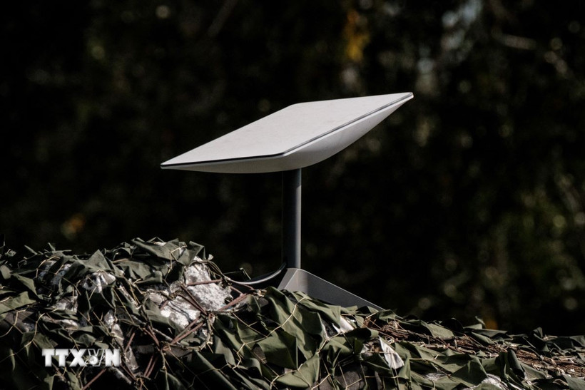 Thiết bị Internet Starlink tại Kharkiv, Ukraine. (Ảnh: AFP/TTXVN)