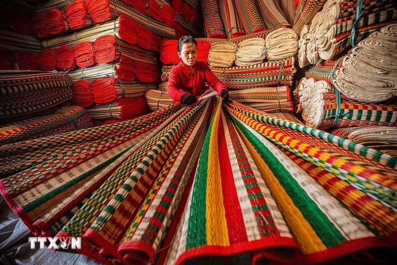 Chiếc chiếu cói gắn liền với đời sống sinh hoạt hàng ngày của người dân từ bao đời nay, là sản phẩm thủ công vừa bình dị, vừa cao sang, vừa mộc mạc, vừa nghệ thuật. (Ảnh: Khánh Hòa/ TTXVN)