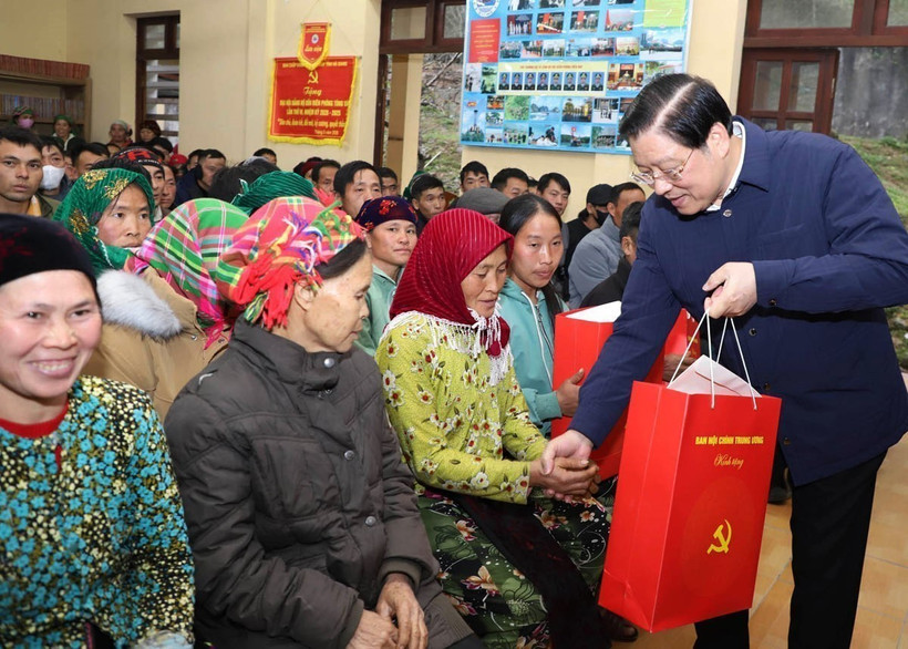 Trưởng ban Nội chính Trung ương Phan Đình Trạc tặng quà đồng bào các dân tộc thiểu số các xã Tùng Vài, Cao Mã Pờ, Tả Ván (huyện Quản Bạ). (Ảnh: TTXVN phát)