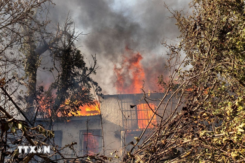 Ngôi nhà bị thiêu rụi do cháy rừng tại Varnavas, Hy Lạp. (Ảnh: THX/TTXVN)