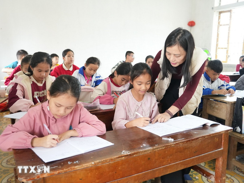 Những tiết học luôn đem đến sự hứng thú cho các em nhỏ tại lớp học tình thương xã Thiên Nhẫn. (Ảnh: Bích Huệ/TTXVN)