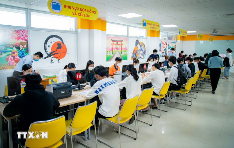 Thí sinh đến nhập học tại trường Đại học Công nghệ Thành phố Hồ Chí Minh (HUTECH). (Ảnh: Thu Hoài/TTXVN)