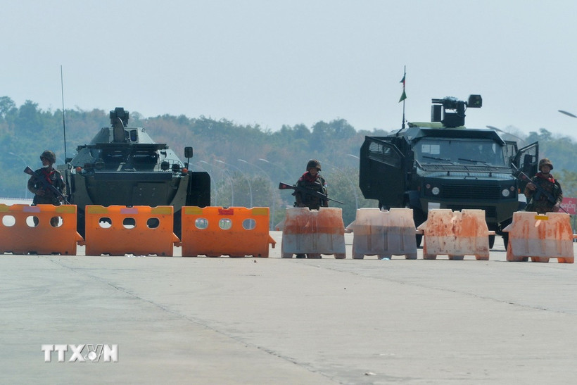 Binh sỹ gác tại một chốt kiểm soát ở Naypyidaw, Myanmar ngày 1/2/2021. (Ảnh: AFP/TTXVN)