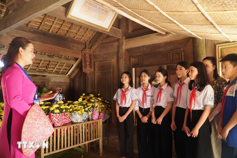 Học sinh tham quan Khu Di tích quốc gia đặc biệt Kim Liên (Nam Đàn, Nghệ An). (Ảnh: Bích Huệ/TTXVN)