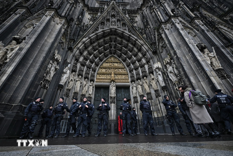 Cảnh sát tăng cường an ninh bên ngoài Nhà thờ Cologne, Đức. (Ảnh: AFP/TTXVN)