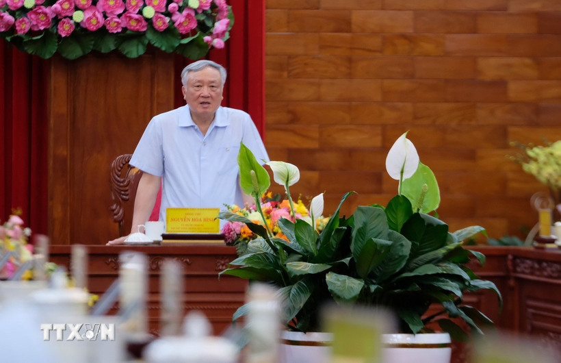 Ủy viên Bộ Chính trị, Phó Thủ tướng Thường trực Nguyễn Hòa Bình phát biểu chỉ đạo tại buổi làm việc với Ban thường vụ Tỉnh ủy Lâm Đồng tối 14/7. (Ảnh: Nguyễn Dũng/TTXVN)