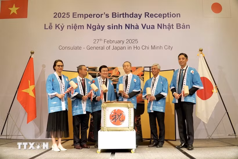 Ông Trương Tấn Sang (thứ 3, trái sang), nguyên Ủy viên Bộ Chính trị, nguyên Chủ tịch nước; ông Võ Văn Hoan (thứ 3, phải sang), Phó Chủ tịch UBND Thành phố; ông Huỳnh Thanh Nhân (thứ 2, trái sang), Phó Chủ tịch HĐND Thành phố; ông Ono Masuo (thứ 3, phải sang), Tổng lãnh sự Nhật Bản tại Thành phố Hồ Chí Minh và các quan khách thực hiện nghi lễ đập rượu sake tại lễ kỷ niệm sinh nhật Nhật Hoàng. (Ảnh: Xuân Khu/TTXVN)