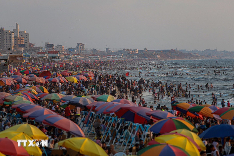 Người dân tắm biển tránh nóng. (Ảnh: THX/TTXVN)