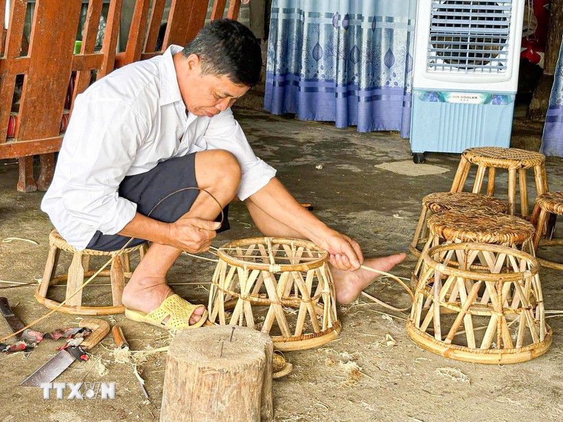 Người nghệ nhân say mê với nghề truyền thống. (Ảnh: TTXVN phát)