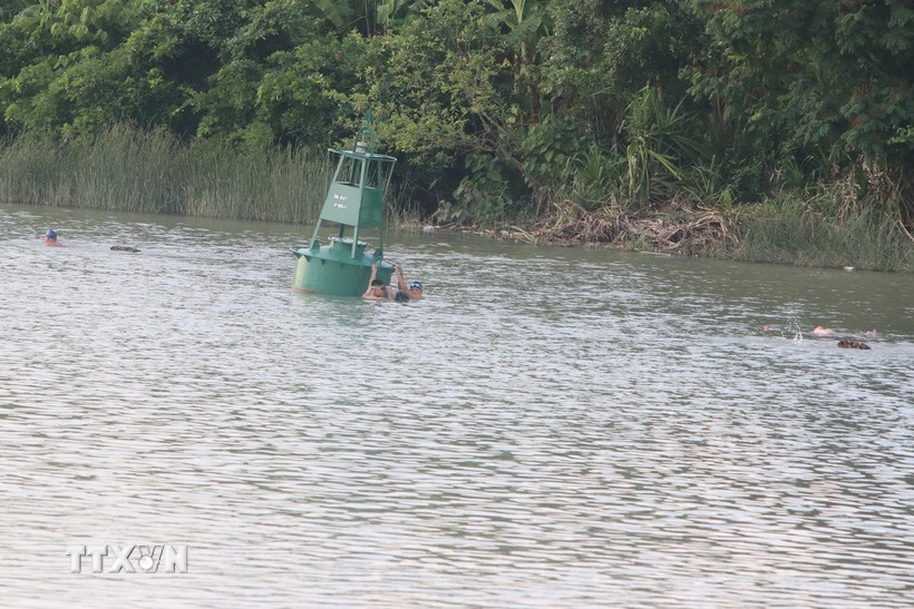 Người dân, trẻ em tắm, bơi lội trên sông Trà Lý, đoạn qua thành phố Thái Bình vào các buổi chiều, tiềm ẩn tai nạn đuối nước. (Ảnh: Vũ Quang/TTXVN)