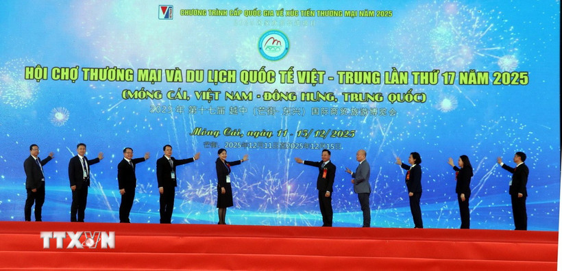 Đại biểu bấm nút khai mạc Hội chợ. (Ảnh: Văn Đức/TTXVN)