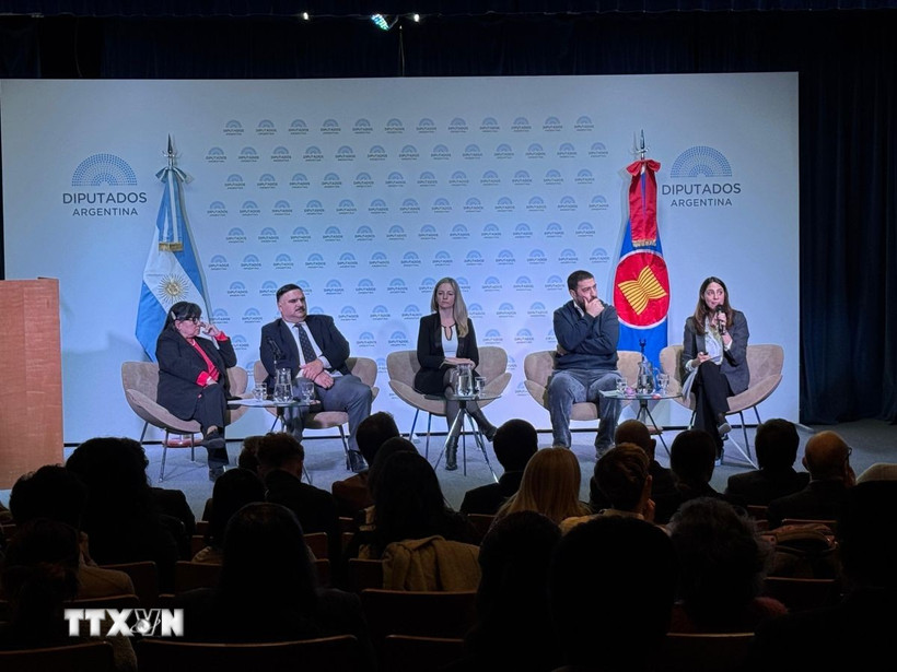 Các diễn giả tham gia phát biểu tại Hội thảo khoa học “Argentina-ASEAN, đối tác chiến lược trong một thế giới đang thay đổi.” (Ảnh: Diệu Hương/TTXVN)