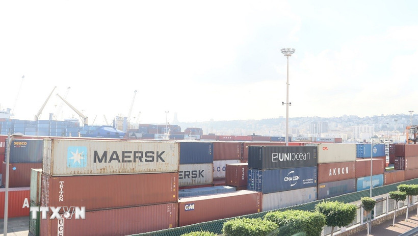 Kho bãi lớn (kho rộng 282.000m2 và bãi 232.000 m2) tại Cảng Algiers, cảng biển chính của Algeria, có thể lưu trữ tới 120.000 tấn hàng hóa. (Ảnh: Mạnh Hùng/TTXVN)