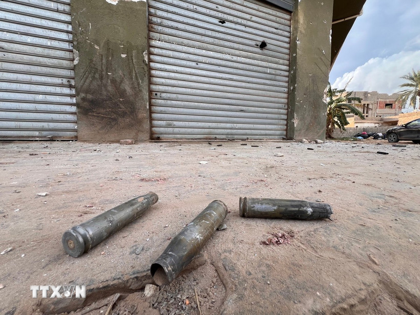 Đạn pháo rơi trên đường phố sau cuộc đụng độ giữa các nhóm vũ trang tại Zawiya, Libya. (Ảnh: THX/TTXVN)