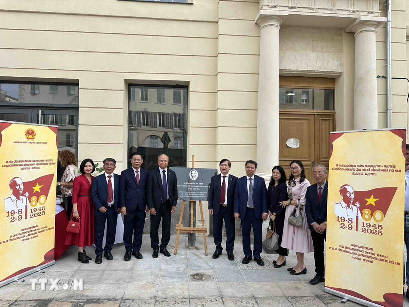 Đoàn công tác Đại sứ quán do Đại sứ Đinh Toàn Thắng dẫn đầu tham dự buổi lễ. (Ảnh: Ngọc Hiệp/TTXVN)