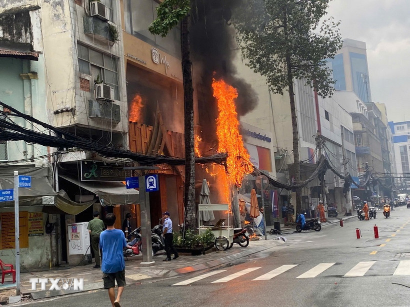 Hiện trường vụ cháy tại trung tâm Thành phố Hồ Chí Minh. (Ảnh: TTXVN phát)