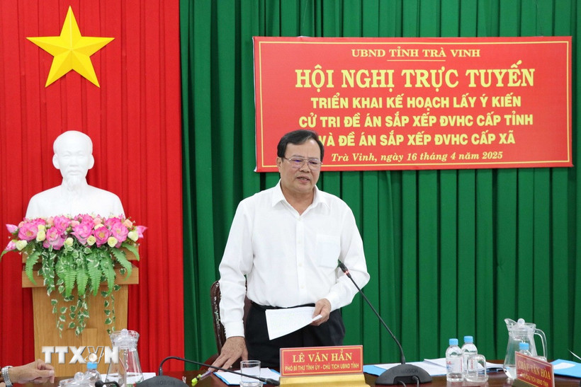 Chủ tịch Ủy ban Nhân dân tỉnh Trà Vinh Lê Văn Hẳn phát biểu tại hội nghị. (Ảnh: Thanh Hòa/TTXVN)