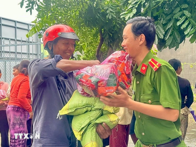 Công an xã Ia HDreh, tỉnh Gia Lai đưa hàng cứu trợ vào các vùng vẫn đang bị cô lập tại địa phương. (Ảnh: Hồng Điệp/TTXVN)