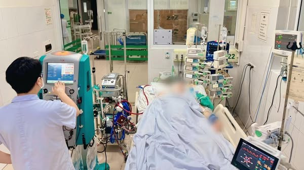 Bệnh nhân được thay huyết tương và can thiệp ECMO tại Trung tâm Hồi sức tích cực Bệnh viện Bệnh Nhiệt đới Trung ương. (Nguồn: Bệnh viện Bệnh Nhiệt đới Trung ương)