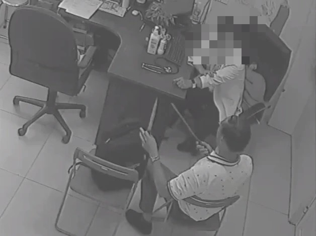 Nam bác sỹ lấy hung khí từ balô ra tấn công đồng nghiệp. (Ảnh cắt từ clip)