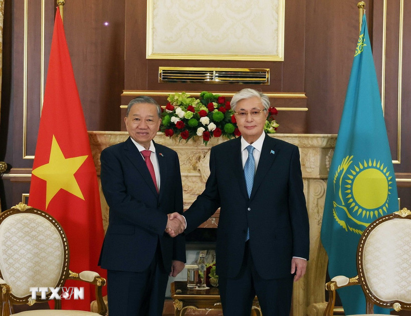 Tổng thống Kazakhstan Kassym-Jomart Tokayev đón Tổng Bí thư Tô Lâm. (Ảnh: Thống Nhất/TTXVN)