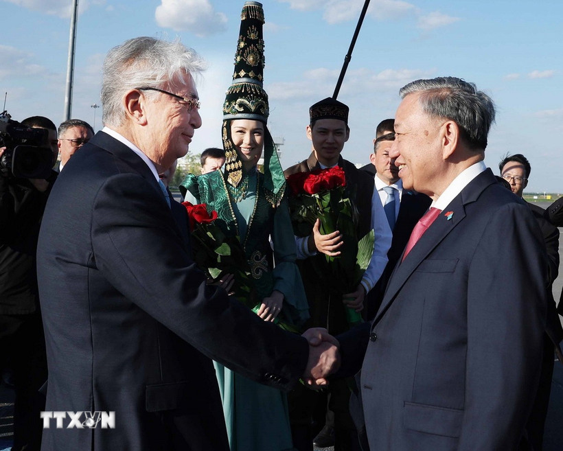 Tổng thống Kazakhstan Kassym-Jomart Tokayev đón Tổng Bí thư Tô Lâm tại Sân bay Quốc tế Nursultan Nazarbayev, thủ đô Astana. (Ảnh: Thống Nhất/TTXVN)