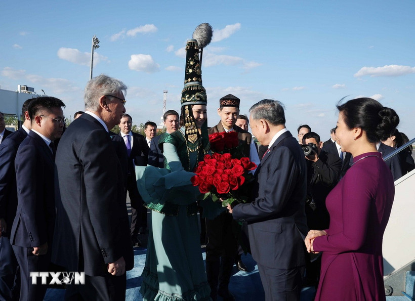 Lễ đón Tổng Bí thư Tô Lâm và Phu nhân tại Sân bay Quốc tế Nursultan Nazarbayev, thủ đô Astana. (Ảnh: Thống Nhất/TTXVN)