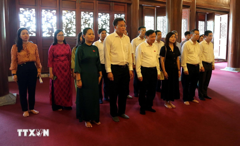 Phó Chủ tịch Quốc hội Nguyễn Khắc Định cùng đoàn công tác dâng hương tưởng niệm Chủ tịch Hồ Chí Minh tại Đền thờ Bác Hồ. (Ảnh: Nguyễn Công Hải/TTXVN)