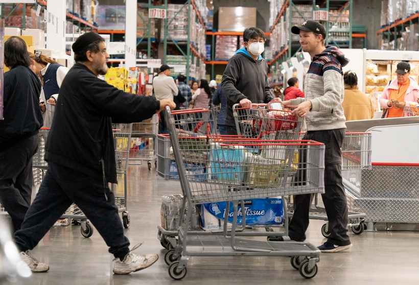 Người dân mua sắm tại siêu thị ở San Mateo, California, Mỹ. (Ảnh: THX/TTXVN)