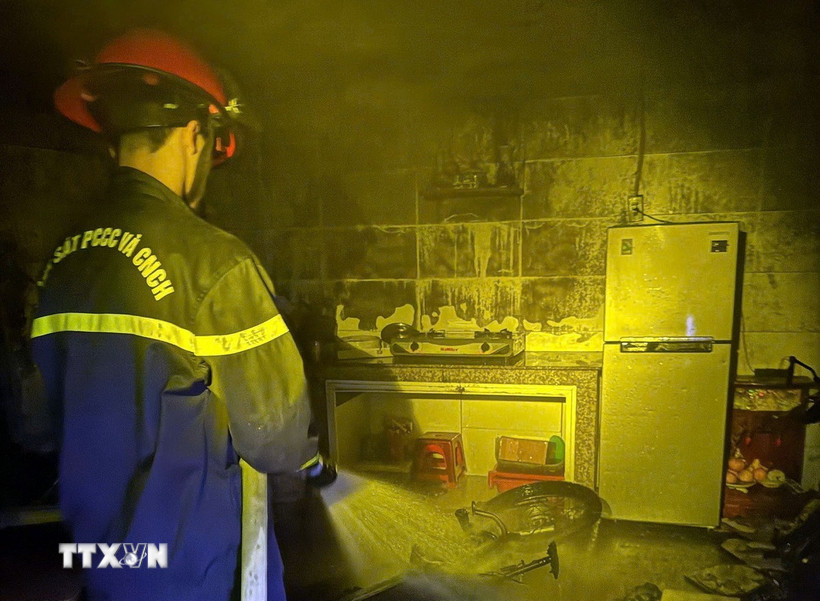 Lực lượng Cảnh sát Phòng cháy chữa cháy và Cứu hộ cứu nạn xử lý hiện trường vụ cháy rạng sáng 21/12 giữa phố Đà Lạt. (Ảnh TTXVN phát)