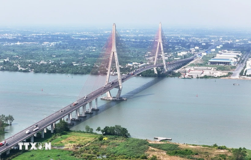 Cầu Cần Thơ đang góp phần thông thương tuyến Thành phố Hồ Chí Minh đi về thành phố Cần Thơ, các tỉnh An Giang, Kiên Giang, Cà Mau, Sóc Trăng, Bạc Liêu và Hậu Giang, tạo động lực phát triển kinh tế cho cả vùng Đồng bằng sông Cửu Long. (Ảnh: Hồng Đạt/TTXVN)