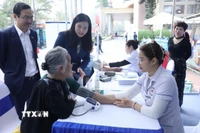 Hoạt động khám và tư vấn các bệnh thông thường, các bệnh về tim mạch, hô hấp, xương khớp, siêu âm cho người nghèo, cận nghèo, gia đình chính sách. (Ảnh: Anh Tuấn/TTXVN)