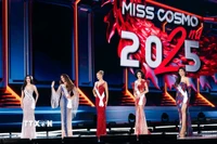 Top 5 Miss Cosmo 2025 trong đêm chung kết. (Ảnh: TTXVN phát)