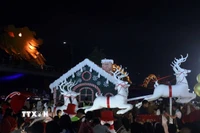 Tiểu cảnh Giáng sinh được trang trí tại khuôn viên cầu Rồng (Đà Nẵng). (Ảnh: Trần Lê Lâm/TTXVN)