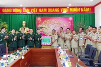Đoàn Lực lượng vũ trang tỉnh Mondulkiri tặng quà Tết cho Ban Chỉ huy Bộ đội Biên phòng Lâm Đồng. (Ảnh: TTXVN phát)