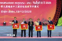 Ban tổ chức trao cờ lưu niệm cho các đoàn tham dự Lễ hội. (Ảnh: Xuân Tư/TTXVN)