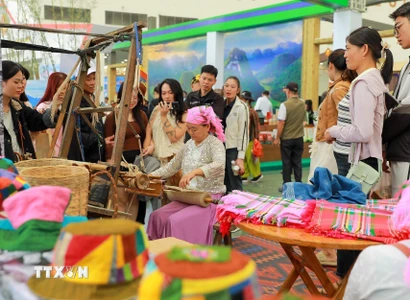 Gian hàng trưng bày, quảng bá sản phẩm đặc trưng, tiêu biểu của các địa phương đang là khu thu hút đông người dân và du khách tìm đến nhất. (Ảnh: Khánh Hòa/TTXVN)