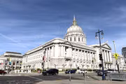 Tòa thị chính San Francisco với mái vòm cao 93 mét, được xem là một trong những tòa nhà chính quyền đẹp nhất nước Mỹ. (Ảnh: Ngọc Quang/TTXVN)