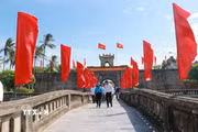 Cao điểm, có những ngày Thành cổ Quảng Trị đón khoảng 3.000 lượt người đến dâng hoa, dâng hương và tri ân các Anh hùng liệt sỹ. (Ảnh: Tường Vi/TTXVN)
