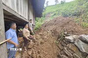 Một số nhà dân ở bản Nậm Mạ, xã Nậm Mạ bị sạt lở. (Ảnh: Nguyễn Oanh/TTXVN)
