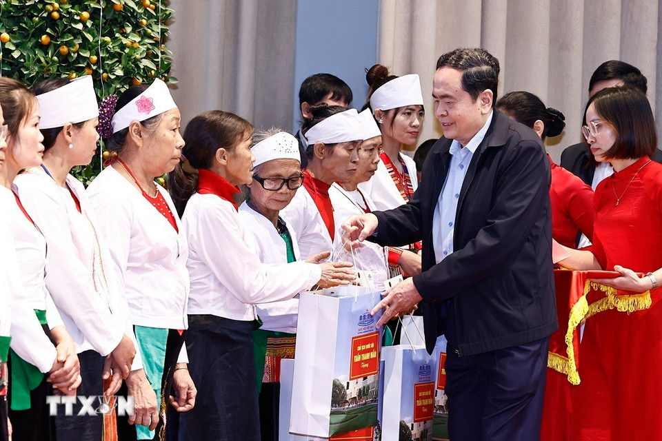 Chủ tịch Quốc hội Trần Thanh Mẫn tặng quà Tết dân tộc thiểu số, hộ gia đình chính sách, hộ nghèo, hộ cận nghèo, hộ gia đình có hoàn cảnh khó khăn tỉnh Yên Bái. (Ảnh: Doãn Tấn/TTXVN)