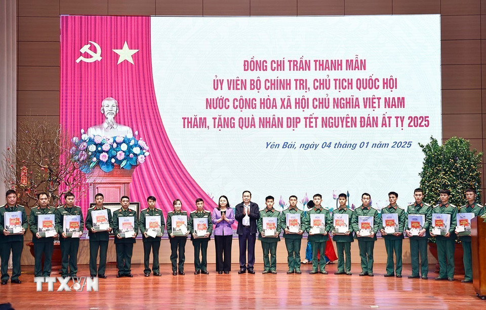 Chủ tịch Quốc hội Trần Thanh Mẫn quà Tết cho các cán bộ, chiến sỹ Bộ Chỉ huy Quân sự tỉnh Yên Bái có hoàn cảnh khó khăn. (Ảnh: Doãn Tấn/TTXVN)