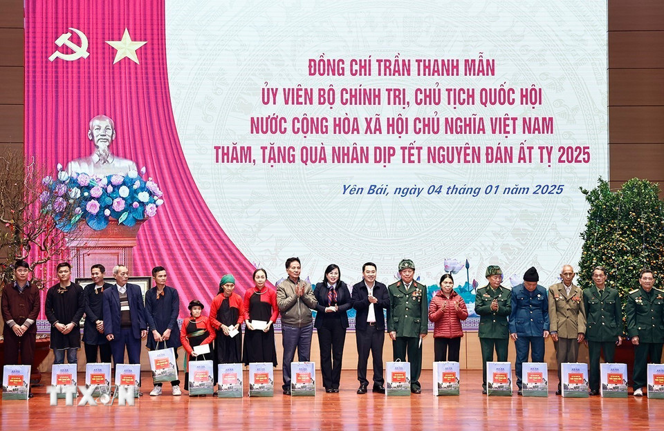 Tặng quà Tết cho đồng bào dân tộc thiểu số, hộ gia đình chính sách, hộ nghèo, hộ cận nghèo, hộ gia đình có hoàn cảnh khó khăn tỉnh Yên Bái. (Ảnh: Doãn Tấn/TTXVN)