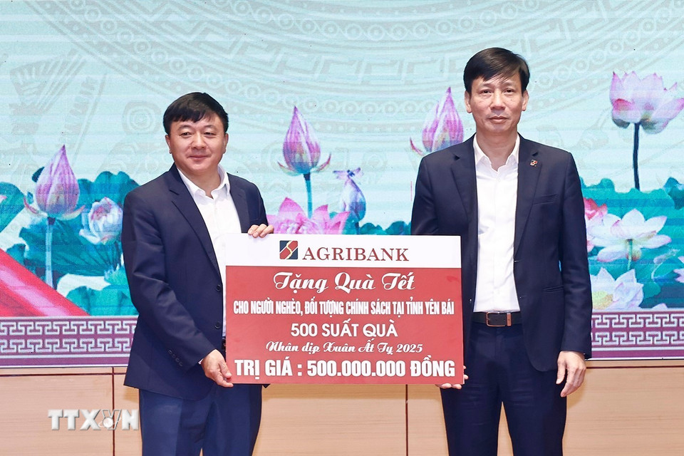 Ngân hàng Nông nghiệp và Phát triển Nông thôn Việt Nam (Agribank) tặng 500 suất quà cho đồng bào dân tộc thiểu số, hộ gia đình chính sách, hộ nghèo, hộ cận nghèo, hộ gia đình có hoàn cảnh khó khăn tỉnh Yên Bái. (Ảnh: Doãn Tấn/TTXVN)