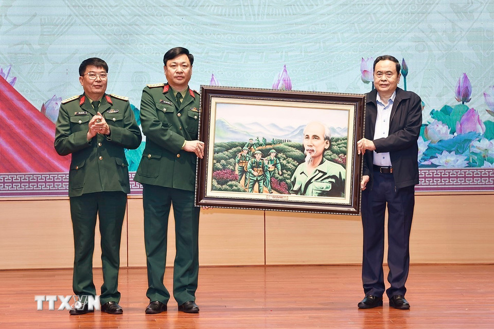 Chủ tịch Quốc hội Trần Thanh Mẫn tặng ảnh Bác Hồ cho cán bộ, chiến sỹ Bộ Chỉ huy Quân sự tỉnh Yên Bái. (Ảnh: Doãn Tấn/TTXVN)