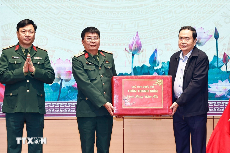 Chủ tịch Quốc hội Trần Thanh Mẫn quà Tết cho cán bộ, chiến sỹ Bộ Chỉ huy Quân sự tỉnh Yên Bái. (Ảnh: Doãn Tấn/TTXVN)