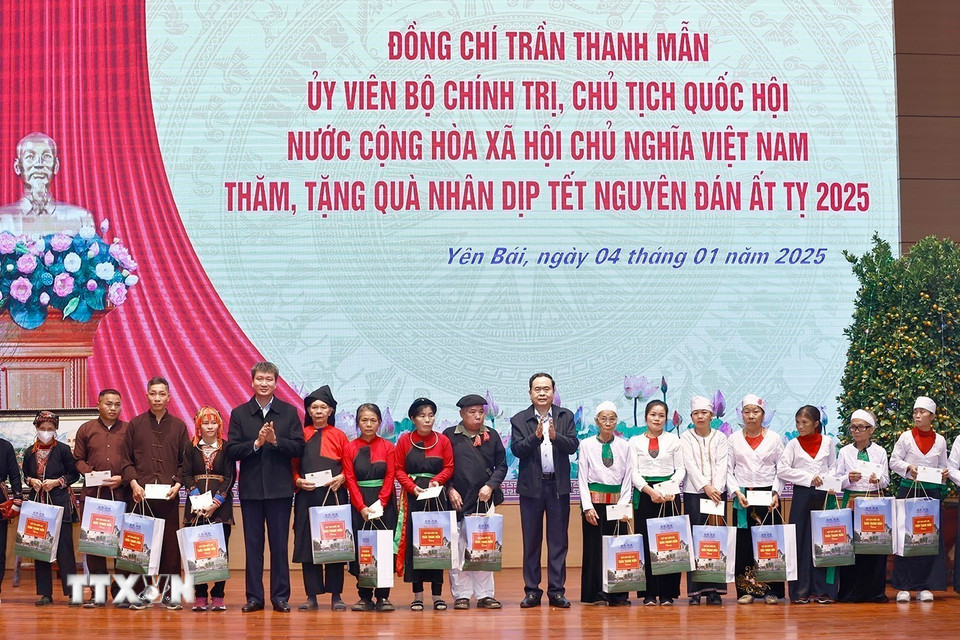 Chủ tịch Quốc hội Trần Thanh Mẫn tặng quà Tết dân tộc thiểu số, hộ gia đình chính sách, hộ nghèo, hộ cận nghèo, hộ gia đình có hoàn cảnh khó khăn tỉnh Yên Bái. (Ảnh: Doãn Tấn/TTXVN)