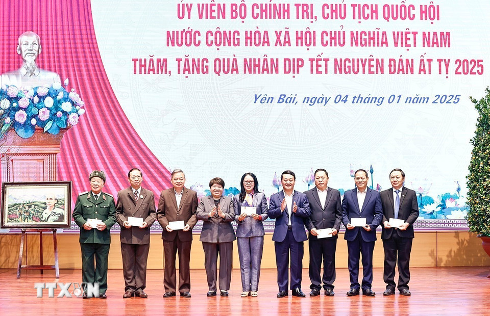 Tặng quà Tết cho đồng bào dân tộc thiểu số, hộ gia đình chính sách, hộ nghèo, hộ cận nghèo, hộ gia đình có hoàn cảnh khó khăn tỉnh Yên Bái. (Ảnh: Doãn Tấn/TTXVN)