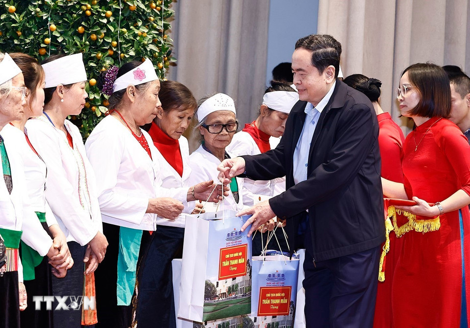 Chủ tịch Quốc hội Trần Thanh Mẫn tặng quà Tết dân tộc thiểu số, hộ gia đình chính sách, hộ nghèo, hộ cận nghèo, hộ gia đình có hoàn cảnh khó khăn tỉnh Yên Bái. (Ảnh: Doãn Tấn/TTXVN)